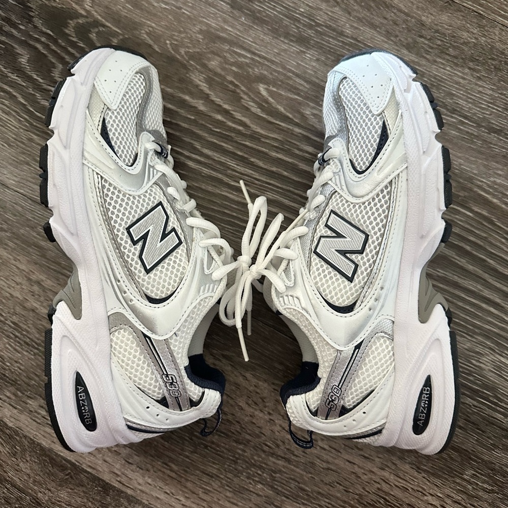 New Balance 530 - women’s size 7 (color white/blue)